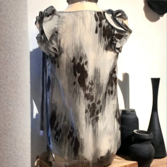 BANANA REPUBLIC BLUE & BLACK RUFFLE TOP SIZE SMALL - Picture 5 of 7